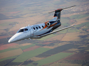 Embraer Phenom 100, Air Taxi, used by Private Jet Charter service from AB Corporate Aviation, showing embraer-phenom-100-flying.