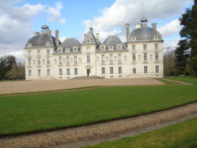 VIP excursion Loire valley castles: Cheverny and Beauregard by a Private Helicopter, thanks to Private Jet Charter service from AB Corporate Aviation, showing loire-valley-castles-cheverny-garden.
