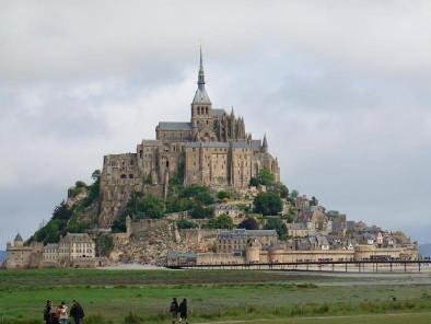 VIP excursion Mont Saint Michel by a Private Helicopter, thanks to Private Jet Charter service from AB Corporate Aviation, showing mont-saint-michel-tour-from-paris-by-private-helicopter.
