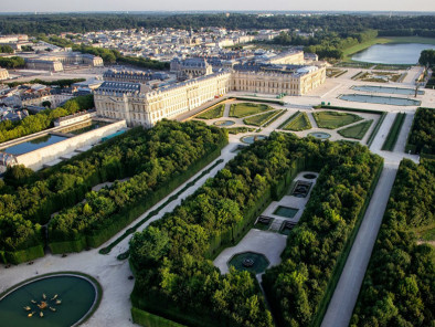 VIP excursion Gourmet lunch at the domaine de Primard by a Private Helicopter, thanks to Private Jet Charter service from AB Corporate Aviation, showing chateau-versailles-aerial-view-by-private-helicopter.