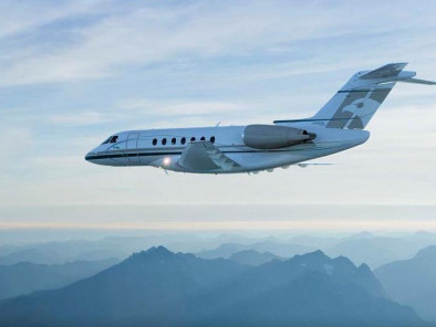 Private Aircraft Image 946, hawker 4000 flying