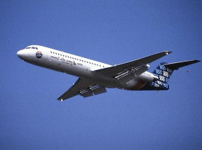 fokker-100-flying